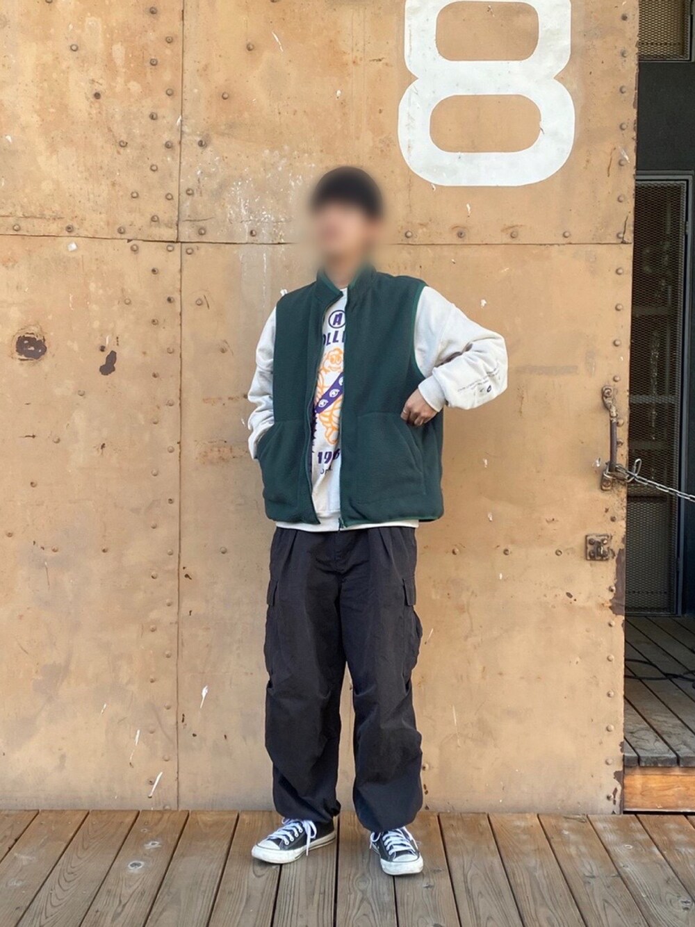 「秋コーデ、今日のコーデ、休日スタイル、ロゴスウェット、カーゴパンツ、リバーシブル、ストリート、古着、カーキ、snow peak、CPCM、converse、秋冬コーデ、冬コーデ、ベスト」｜「古着のアイテム（スウェット、ベージュ系）」を使った、なす。さん（メンズ・178cm）の秋コーディネートの1枚目の写真