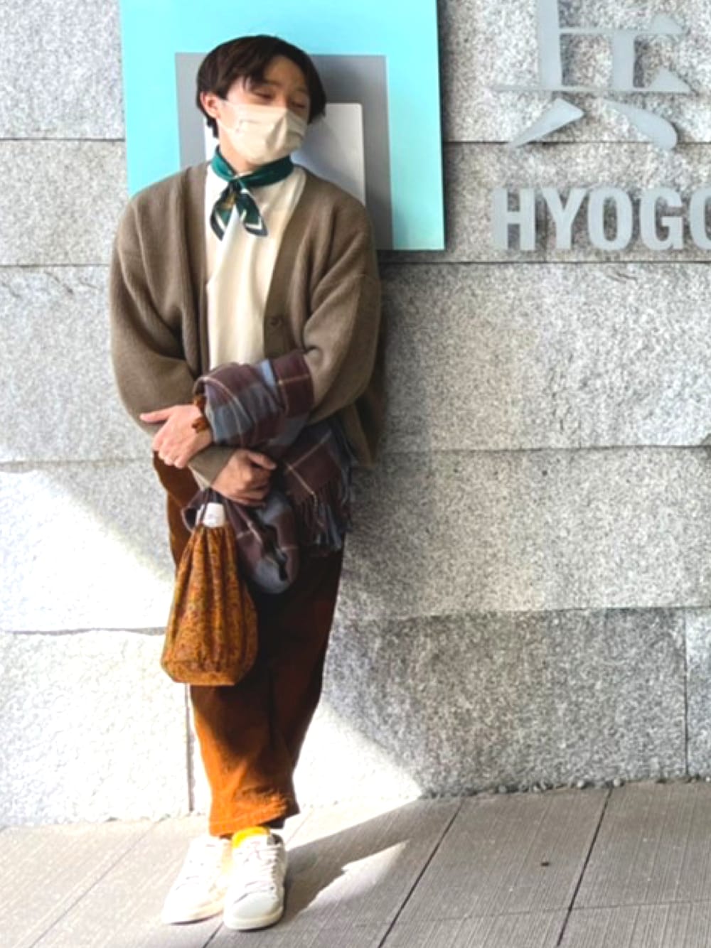 ブラウン系のバッグ、ブラウン系のトップス、ホワイト系のニット/セーターを着用したメンズの冬コーディネートの1枚目の写真