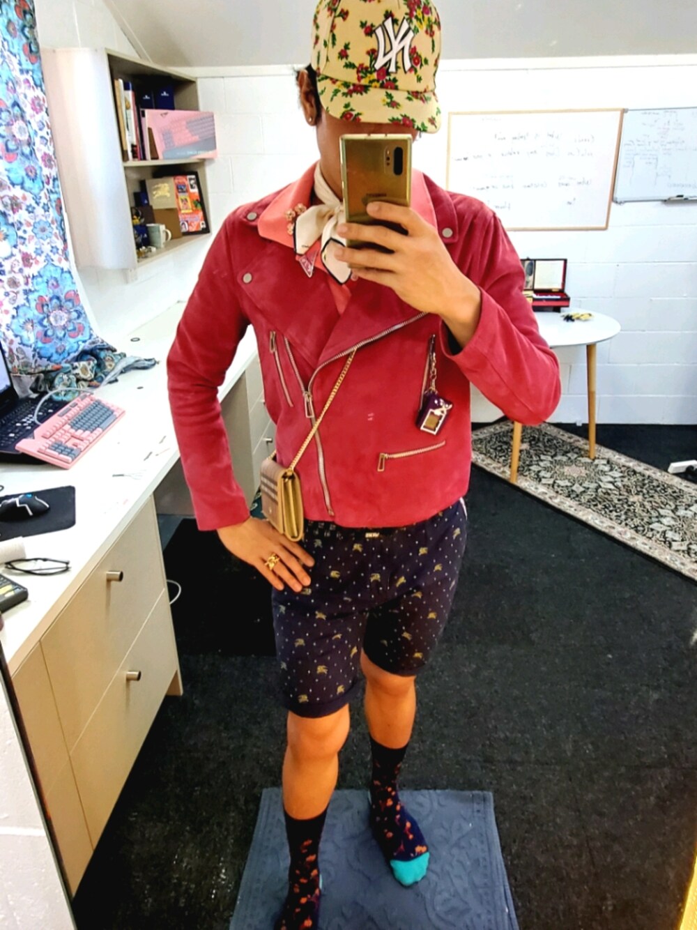 「Australia」｜「BANDAIのアイテム（おもちゃ、パープル系）」を使った、Overcookさん（メンズ・180cm）の秋コーディネートの1枚目の写真