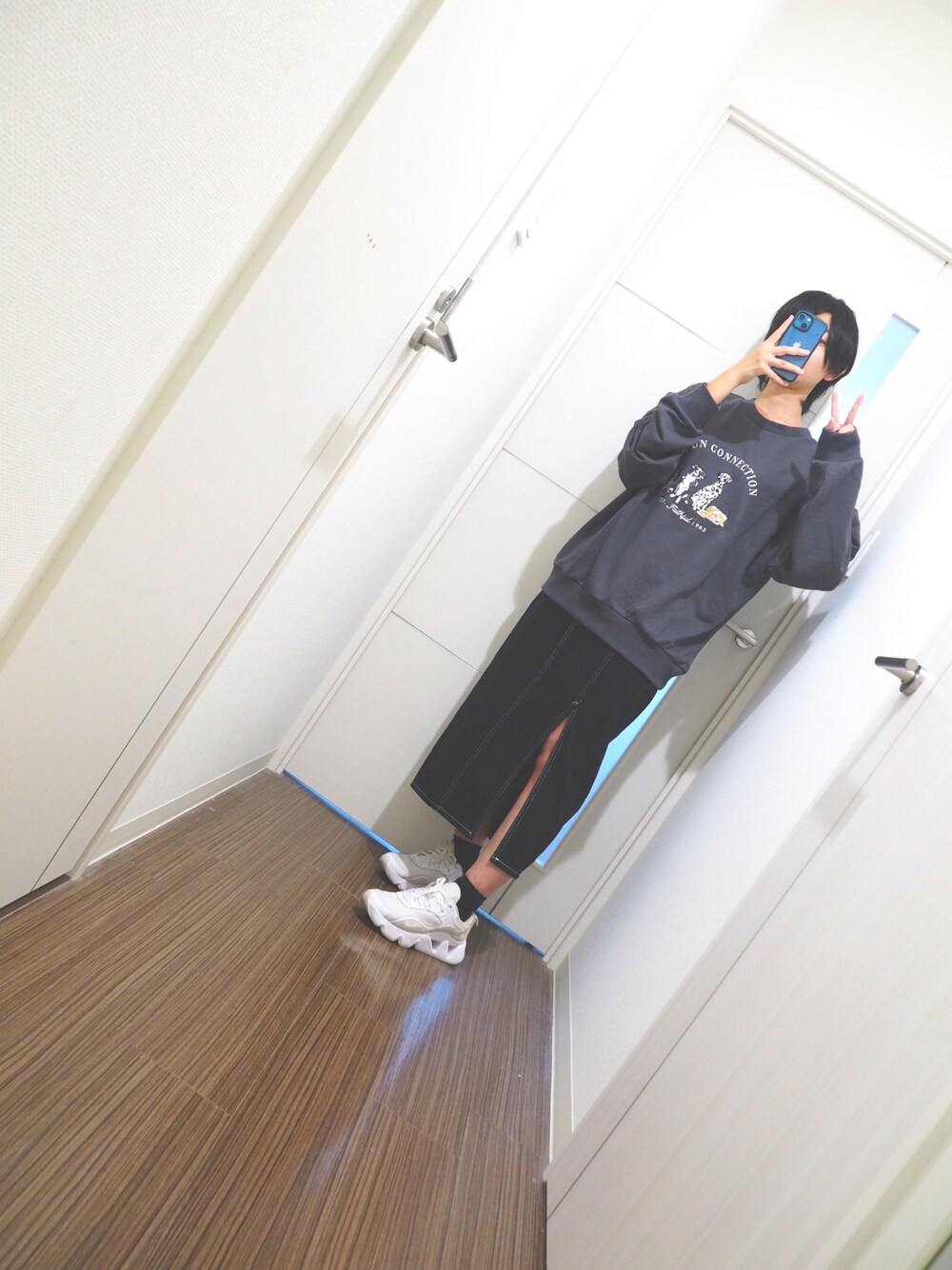 「秋服、ゆるコーデ、ストリート、トレーナー、いぬ、韓国ファッション、韓国コーデ、おしゃれさんと繋がりたい、ハンサム女子、なぐもデス、デニムスカート、オーバーサイズ、NIKE」｜「BASECONTROLのビンテージ風 ドッグ刺繍 クルーネックスウェット トレーナー（スウェット、ホワイト系）」を使った、nagumodogさん（レディース・164cm）の秋コーディネートの1枚目の写真