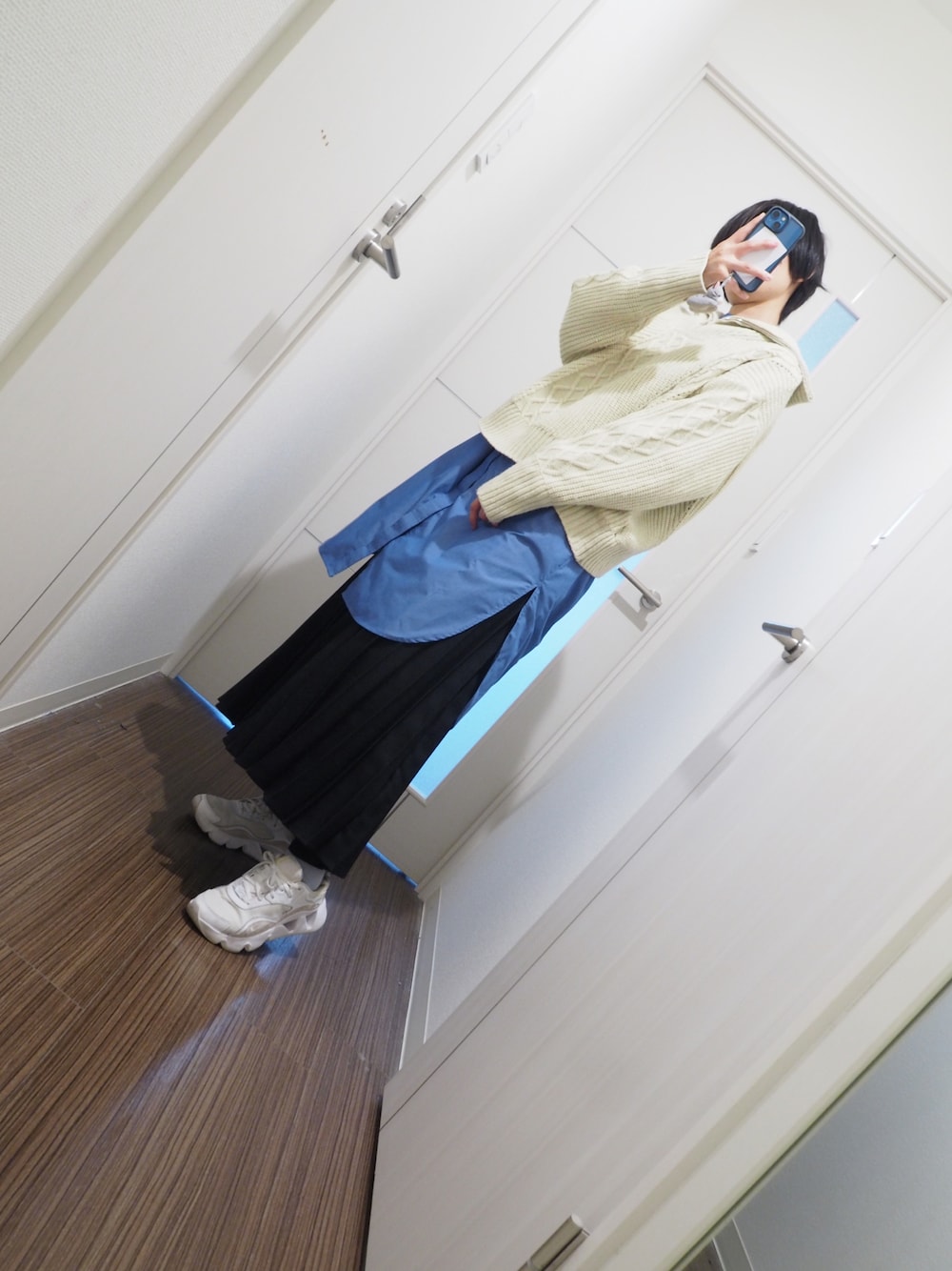 「ほめられ本命コーデ、オトナカジュアル、レイヤードスタイル、青シャツ、NIKE、ハーフジップ、おしゃれさんと繋がりたい、スニーカーコーデ、おでかけコーデ、ニット、骨格ナチュラル、ブルー、ブルベ夏、なぐもデス、白スニーカー」｜「Knit Mixのアイテム（トップス、ホワイト系）」を使った、nagumodogさん（骨格ナチュラル・レディース・165cm）の冬コーディネートの1枚目の写真