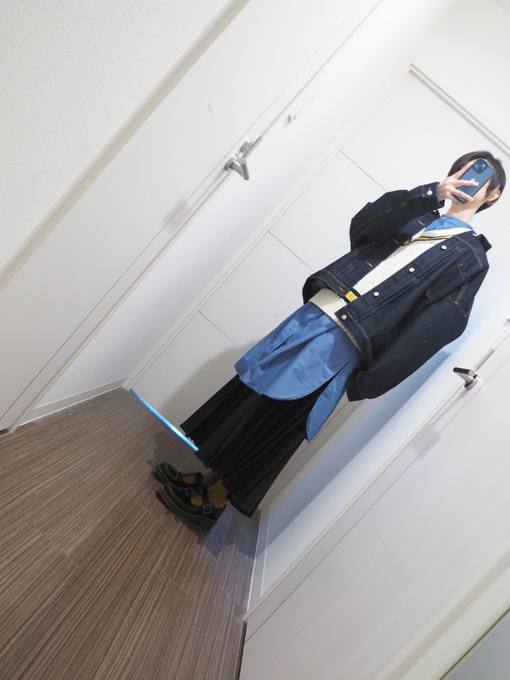 「春服デビュー宣言、休日コーデ、おでかけコーデ、デニム、スカートスタイル、BONLECILL、フリークスストア(FREAK'S STORE)、LEPSIM、なぐもデス、ドクターマーチン、春アウター、デニムジャケット、ハンサムショート」｜「BONLECILLのルーズデニムジャケット/Gジャン（デニムジャケット、ブルー系）」を使った、nagumodogさん（骨格ナチュラル・レディース・165cm）の春コーディネートの1枚目の写真