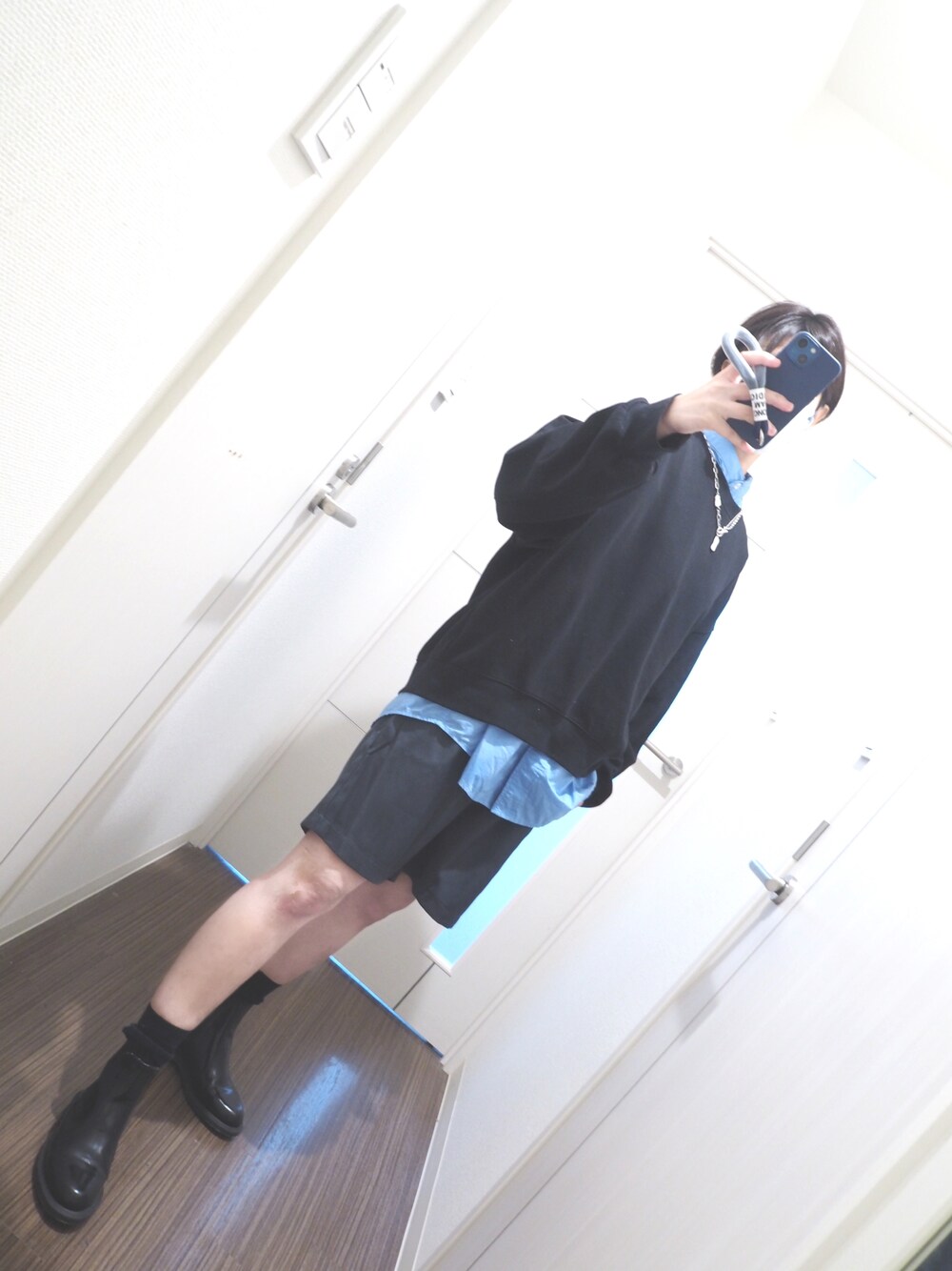 「着回しコーデ、プチプラ、GU、ドクターマーチン、韓国ファッション、ショートパンツ、ハンサムコーデ、ハンサム女子、なぐもデス、今日のコーデ、雨の日コーデ、骨格ナチュラル、オーバーサイズ、カジュアルコーデ、ビッグシルエット」｜「GUのアイテム（スウェット、ブラック系）」を使った、nagumodogさん（骨格ナチュラル・レディース・165cm）の春コーディネートの1枚目の写真