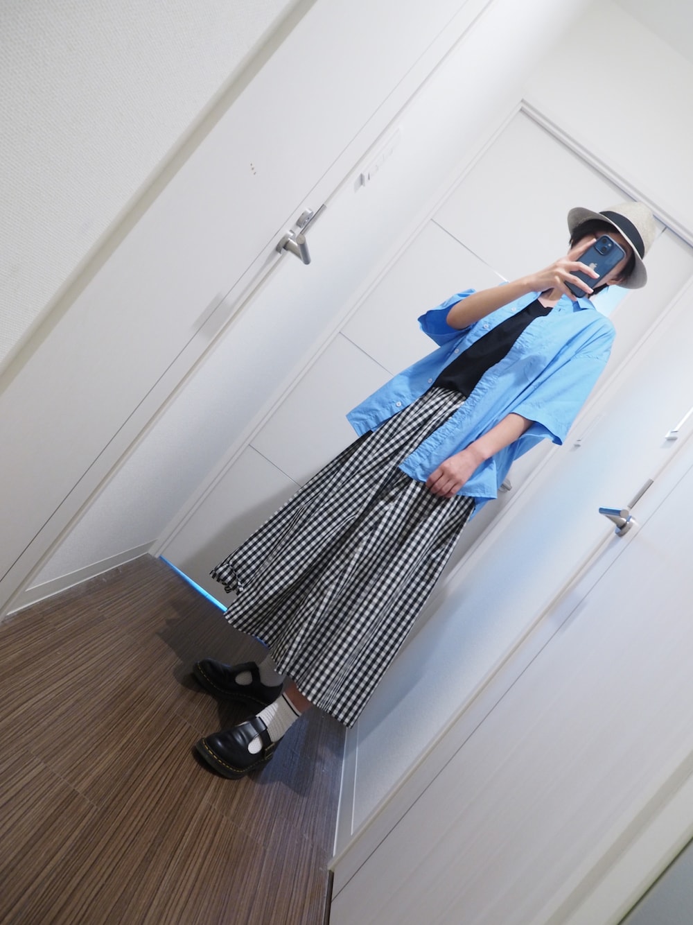 「夏、大人カジュアル、骨格ナチュラル、青シャツ、ノースリーブ、ドクターマーチン、ストローハット、なぐもデス、ブルベ夏、ハンサム女子、ウルフカット、麦わら帽子」｜「GUのアイテム（スカート、ブラック系）」を使った、nagumodogさん（レディース・164cm）の夏コーディネートの1枚目の写真