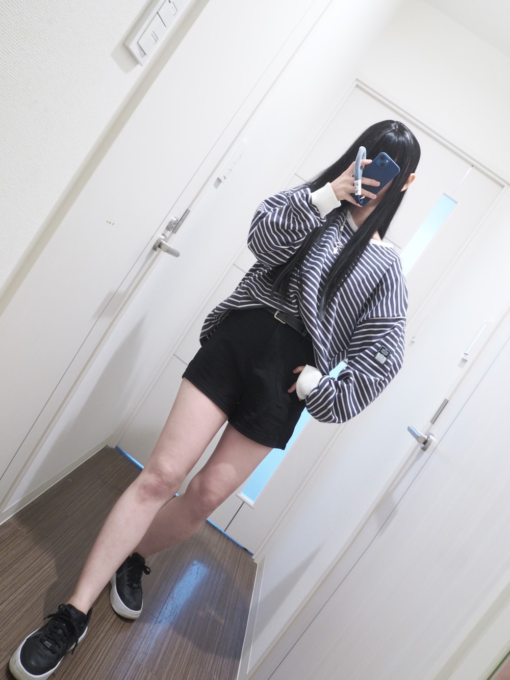 「シンプルコーデ、プチプラ、ootd、韓国ファッション、shein、NIKE、休日コーデ、初夏コーデ、おしゃれさんと繋がりたい、なぐもデス、ゆるコーデ、骨格ナチュラル、ショートパンツ、ストリート」｜「dazyのアイテム（Tシャツ/カットソー、ブルー系）」を使った、nagumodogさん（骨格ナチュラル・レディース・165cm）の春コーディネートの1枚目の写真