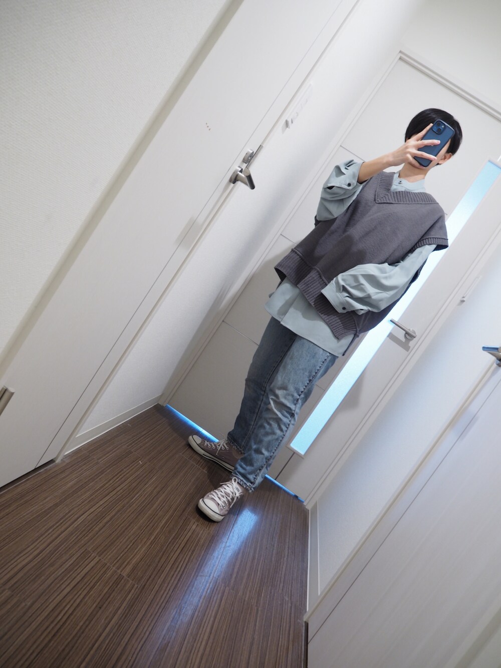 「春服、LOOSE、淡色コーデ、ハンサムコーデ、ハンサム女子、ハンサムショート、デニム、コンバース、ベスト、バンドカラーシャツ、シャツコーデ、オーバーサイズ、なぐもデス」｜「Loose/ルースのドレープトロミ 比翼バンドカラーシャツ（シャツ/ブラウス、グリーン系）」を使った、nagumodogさん（レディース・164cm）の春コーディネートの1枚目の写真