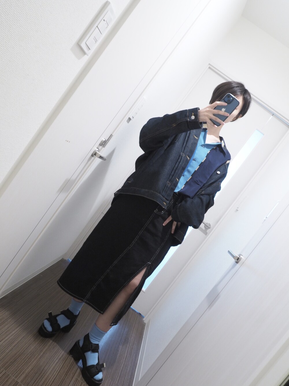 「休日スタイル、いまどきジャケット写真、オトナカジュアル、春夏コーデ、おしゃれさんと繋がりたい、デニムコーデ、骨格ナチュラル、ハンサム女子、厚底シューズ、高身長コーデ、黒、シャツ、ブルー、なぐもデス、BONLECILL」｜「BONLECILLのルーズデニムジャケット/Gジャン（デニムジャケット、ブルー系）」を使った、nagumodogさん（骨格ナチュラル・レディース・165cm）の春コーディネートの1枚目の写真
