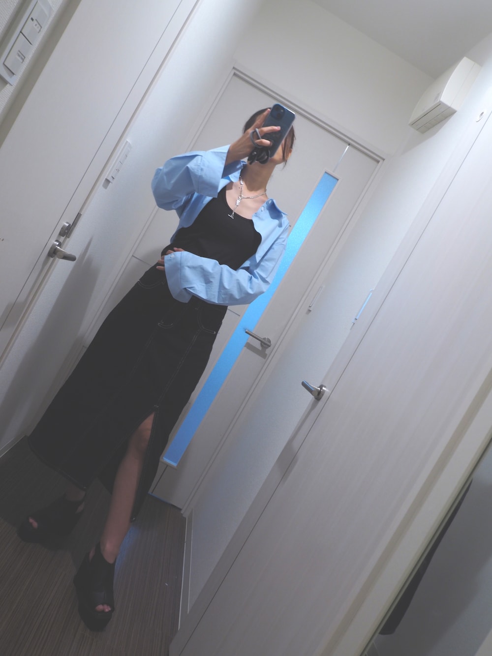 「シャツボレロ、シャツコーデ、青シャツ、ハンサム女子、身長もりもり、高身長女子、骨格ナチュラル、骨格ナチュラルさんと繋がりたい、青×黒、solace、GU、韓国ファッション、なぐもデス、おしゃれさんと繋がりたい」｜「GUのアイテム（キャミソール、ブラック系）」を使った、nagumodogさん（骨格ナチュラル・レディース・165cm）の夏コーディネートの1枚目の写真