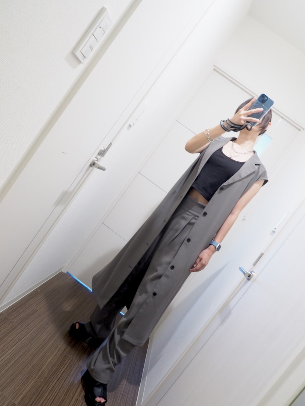 「マウジー(MOUSSY)、パンツスタイル、このスタイルがお気に入り、おしゃれさんと繋がりたい、夏、ブーサン、オトナカワイイ、モードカジュアル、ジレ、セットアップ、ハンサム女子、イケメン女子、なぐもデス」｜「GUのアイテム（キャミソール、ブラック系）」を使った、nagumodogさん（骨格ナチュラル・レディース・165cm）の夏コーディネートの1枚目の写真