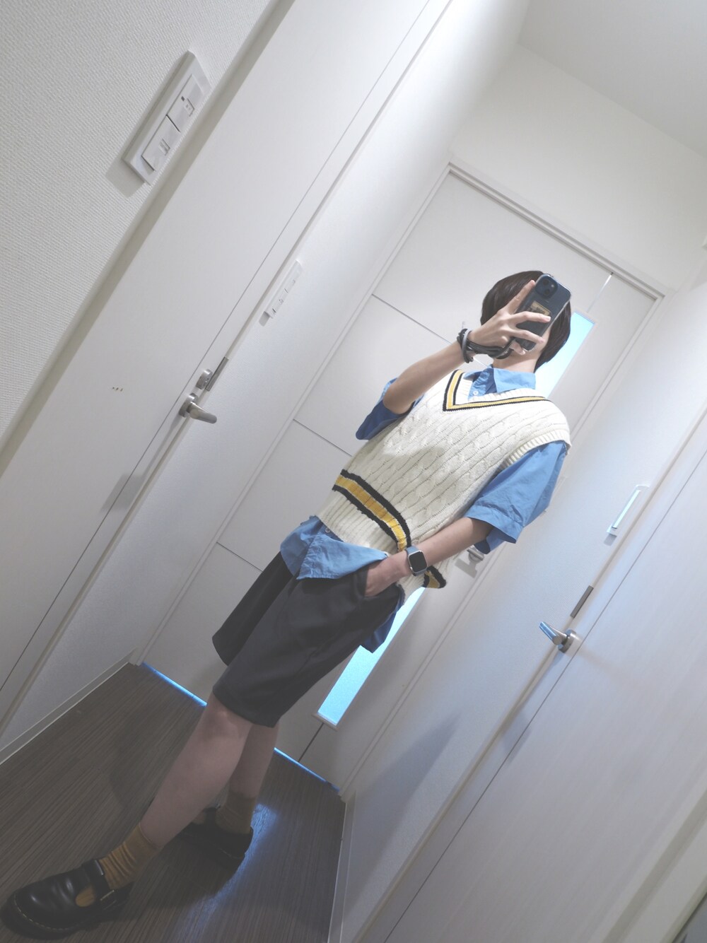 「秋服コーデ、シャツスタイル、ハーフパンツ、カジュアルコーデ、ootd、おでかけコーデ、ベスト、フリークスストア(FREAK'S STORE)、Dr.Martens、革靴、なぐもデス、秋服準備はじめました、カラー×コーデ」｜「FREAK'S STOREのチルデンニットベスト（ベスト、ホワイト系）」を使った、nagumodogさん（骨格ナチュラル・レディース・165cm）の秋コーディネートの1枚目の写真