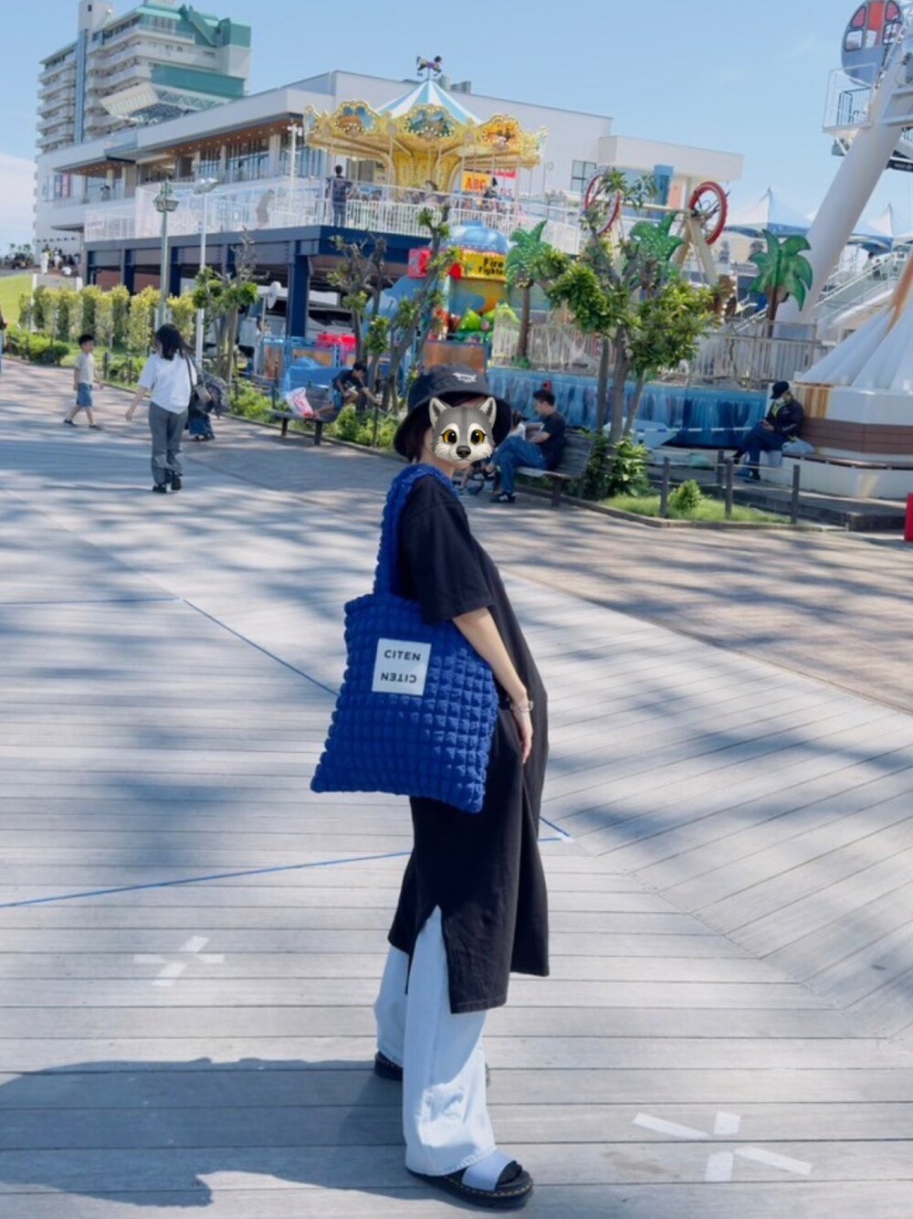 「お出かけコーデ、ゆるコーデ、リーバイス、フリークスストア(FREAK'S STORE)、ドクターマーチン、ハンサム女子、ロングワンピース、お洒落さんとつながりたい、リラックススタイル、休日コーデ、骨ナチュ、なぐもデス、CITEN」｜「CITENの＜CITEN＞ポップコーン トートバッグ（トートバッグ、ブルー系）」を使った、nagumodogさん（骨格ナチュラル・レディース・164cm）の夏コーディネートの1枚目の写真