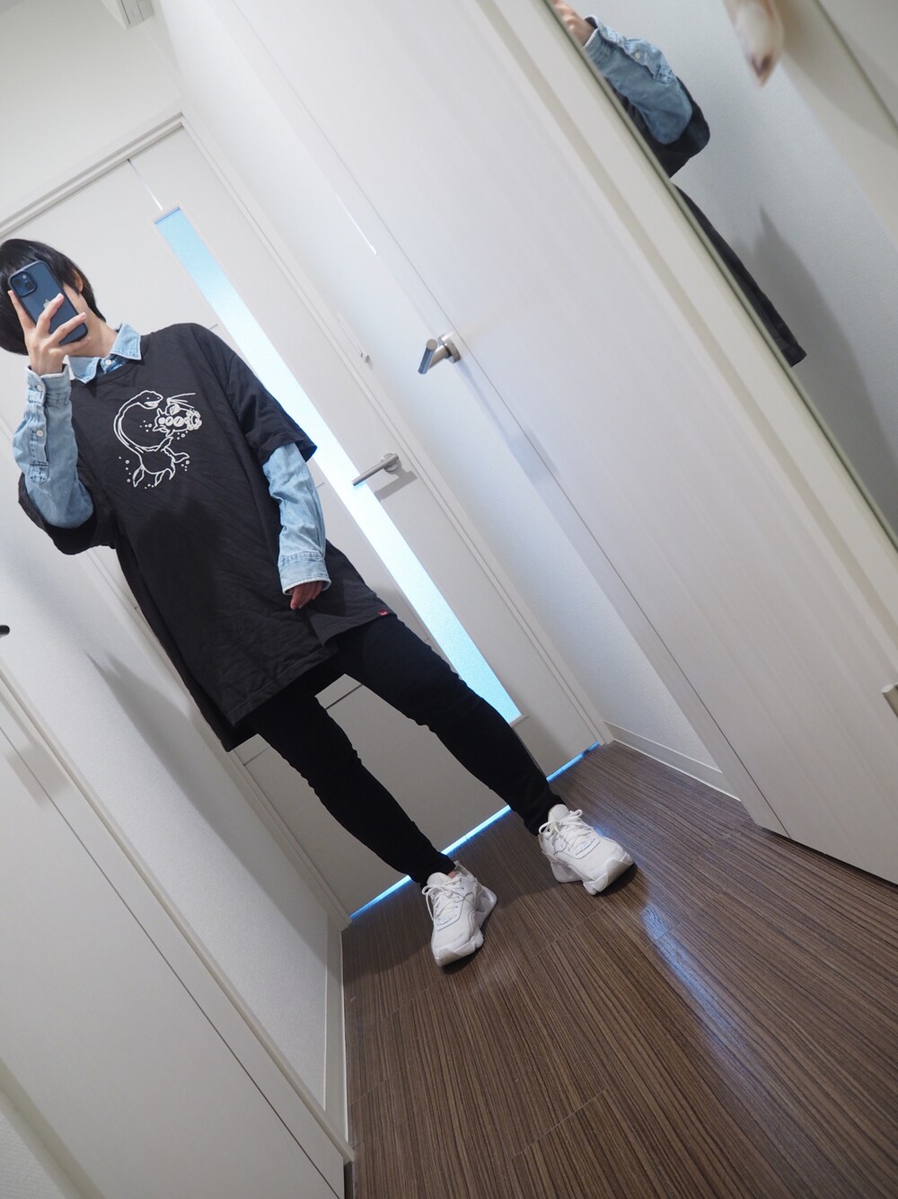 「厚底シューズ、ダブルネーム、シャツワンピース、タンガリーシャツ、プリントT、なぐもデス、夏だ！Tシャツ着よう！、ハンサム女子」｜「DOUBLE NAMEの潜水艦に乗りたい恐竜TEE ワンピース（ワンピース、ブラック系）」を使った、nagumodogさん（レディース・165cm）の夏コーディネートの1枚目の写真