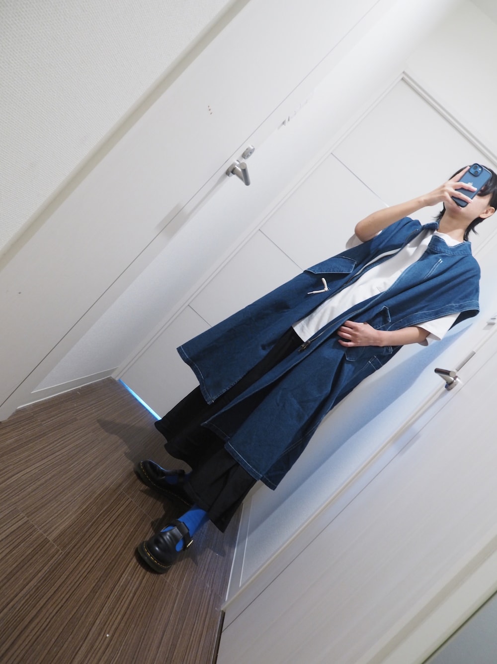 「秋コーデ、ビッグシルエット、ラクチンコーデ、Tシャツ、デニムジレ、forksy、GU、PLST、ドクターマーチン、なぐもデス、デニム、ハンサム女子」｜「forksy.の【forksy.】２WAYデニムモッズコート/ベスト（モッズコート、ブルー系）」を使った、nagumodogさん（レディース・165cm）の秋コーディネートの1枚目の写真