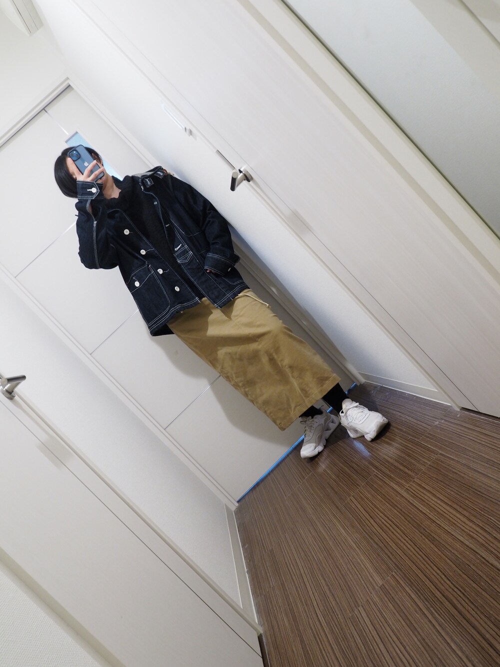 「秋冬コーデ、おしゃれさんと繋がりたい、ootd、休日コーデ、NIKE、イーハイフンワールドギャラリー(E hyphen world gallery)、ハイネック、ユニクロ、デニムジャケット、FUKUZO、なぐもデス、骨格ナチュラル」｜「BACK NUMBERのアイテム（デニムジャケット、ブルー系）」を使った、nagumodogさん（骨格ナチュラル・レディース・165cm）の秋コーディネートの1枚目の写真