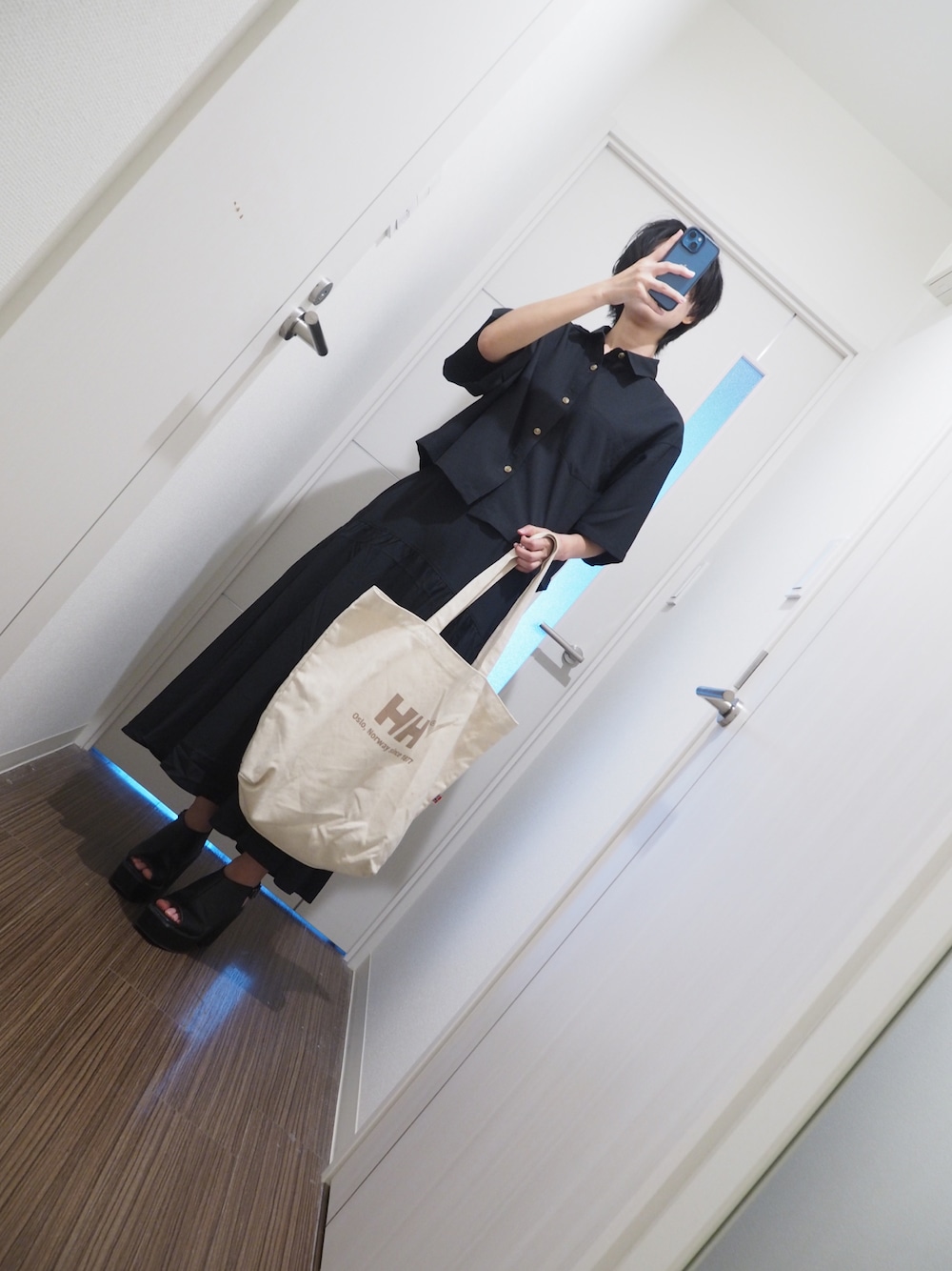 「真夏のアクティブスタイル、モノトーンコーデ、ビックトートバック、GU コーデ、アズールバイマウジー(AZUL by moussy)、骨格ナチュラル、スカート、ハンサム女子、なぐもデス、セットアップスタイル、センターパートウルフ」｜「GUのアイテム（シャツ/ブラウス、グレー系）」を使った、nagumodogさん（レディース・164cm）の夏コーディネートの1枚目の写真