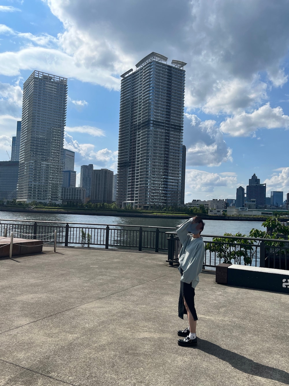 「シャツスタイル、ビックシルエット、デニムスカート、LOOSE、MAISON DE THERESE、ポロラルフローレン、ドクターマーチン、東京、なぐもデス、ミモレ丈スカート、ミントグリーン、とろみシャツ」｜「Loose/ルースのドレープトロミ 比翼バンドカラーシャツ（シャツ/ブラウス、グリーン系）」を使った、nagumodogさん（レディース・164cm）の春コーディネートの1枚目の写真