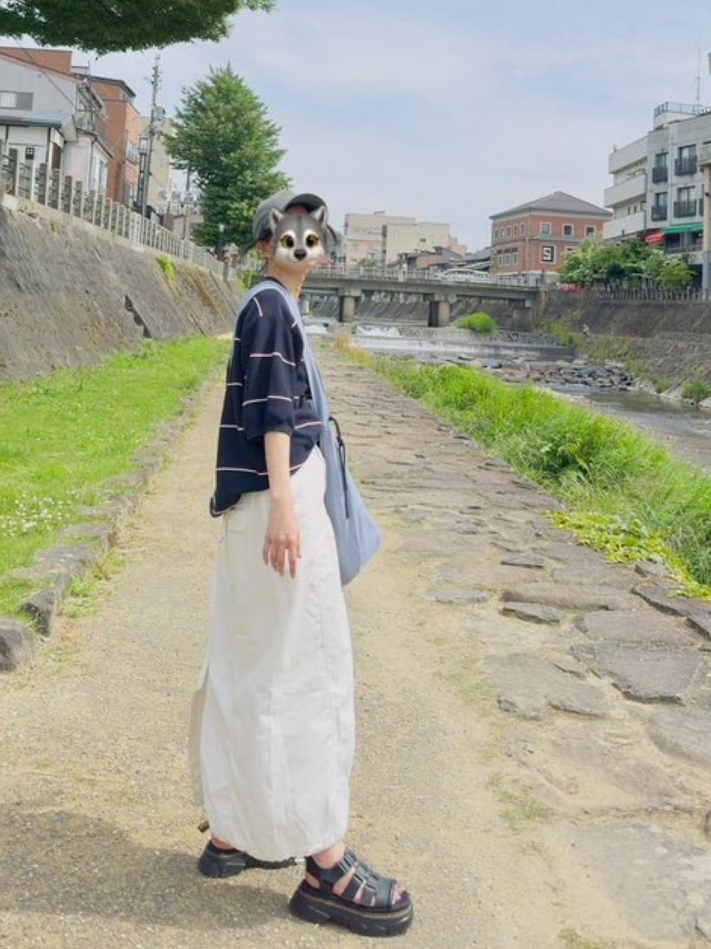 「ペニーズ、初夏コーデ、ページボーイ(PAGEBOY)、コーエン、ドクターマーチンサンダル、スポーツミックス、なぐもデス、デートコーデ」｜「PENNEYSの【父の日ギフトにもおすすめ】Penneys（ぺニーズ）別注ニットポロシャツ（ポロシャツ、ブルー系）」を使った、nagumodogさん（骨格ナチュラル・レディース・165cm）の夏コーディネートの1枚目の写真