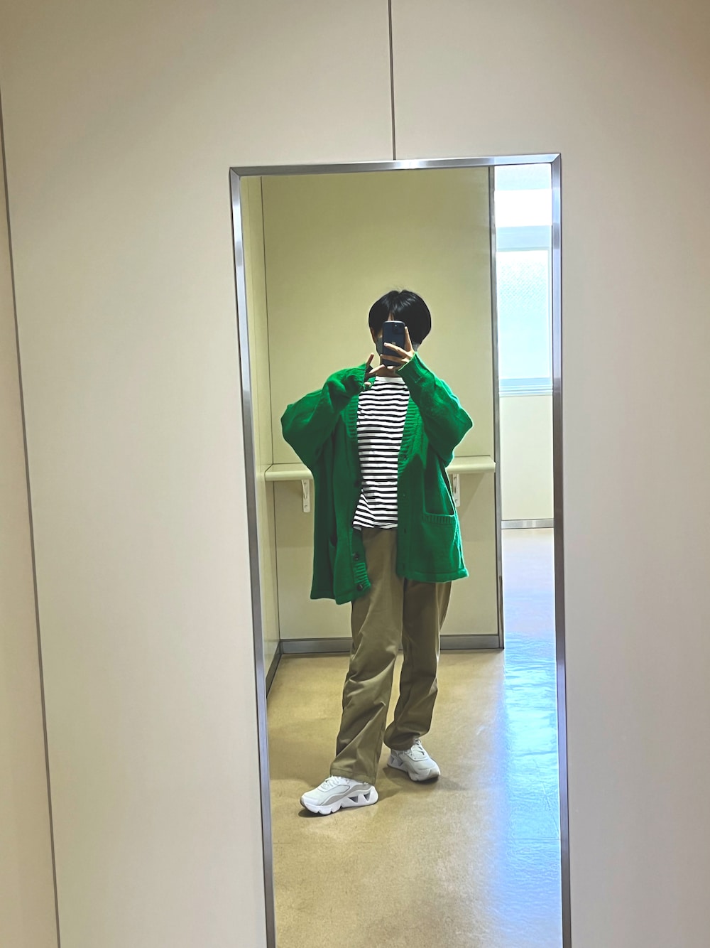 「春夏コーデ、パンツスタイル、厚底シューズ、NIKE、オトナ女子、ハンサム女子、ハンサムコーデ、フリークスストア(FREAK'S STORE)、低身長女子、カーディガン、グリーン、ボーダートップス、なぐもデス、チノパン」｜「FREAK'S STOREのカラー天竺ニットカーディガン（カーディガン/ボレロ、グリーン系）」を使った、nagumodogさん（レディース・164cm）の春コーディネートの1枚目の写真