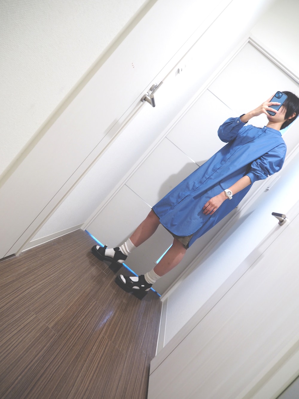 「ラクチンコーデ、雨の日コーデ、レプシィム(LEPSIM)、イッカラウンジ(ikka LOUNGE)、ショートパンツ、ラウンドヘム、なぐもデス、ベビージー、青シャツ、ハンサムコーデ、ハンサム女子」｜「LEPSIMのラウンドヘムシャツチュニック　217823（シャツ/ブラウス、ブルー系）」を使った、nagumodogさん（レディース・164cm）の夏コーディネートの1枚目の写真