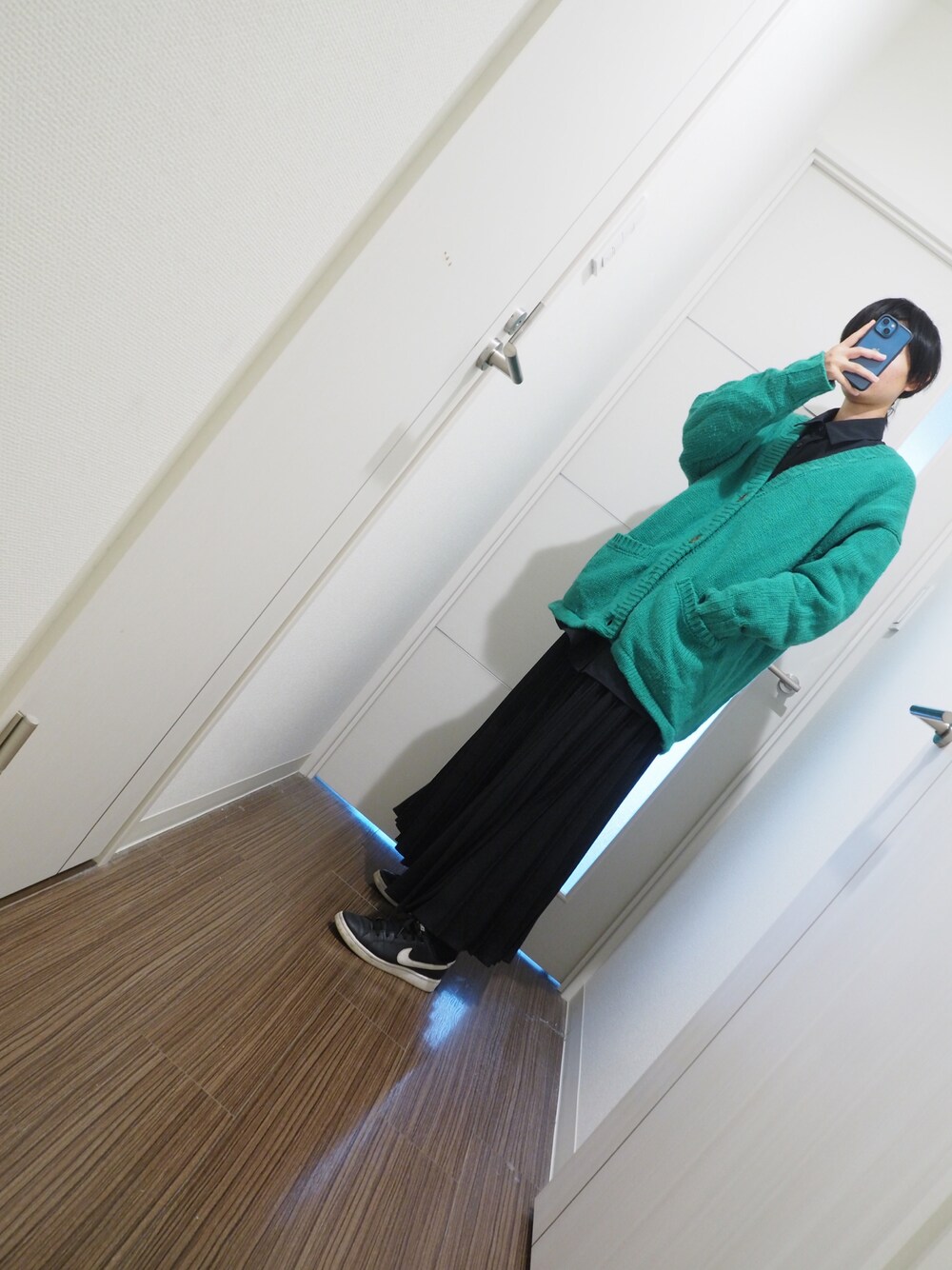 「秋ルック紹介するよ、お洒落さんとつながりたい、秋服準備はじめました、カーディガン、フリークスストア、ニコアンド(niko and...)、休日コーデ、ロングスカート、骨格ナチュラル、なぐもデス、ハンサム女子、グリーン、ブラック、オーバーサイズ、ビッグシルエット」｜「GUのアイテム（シャツ/ブラウス、ブラック系）」を使った、nagumodogさん（骨格ナチュラル・レディース・164cm）の秋コーディネートの1枚目の写真