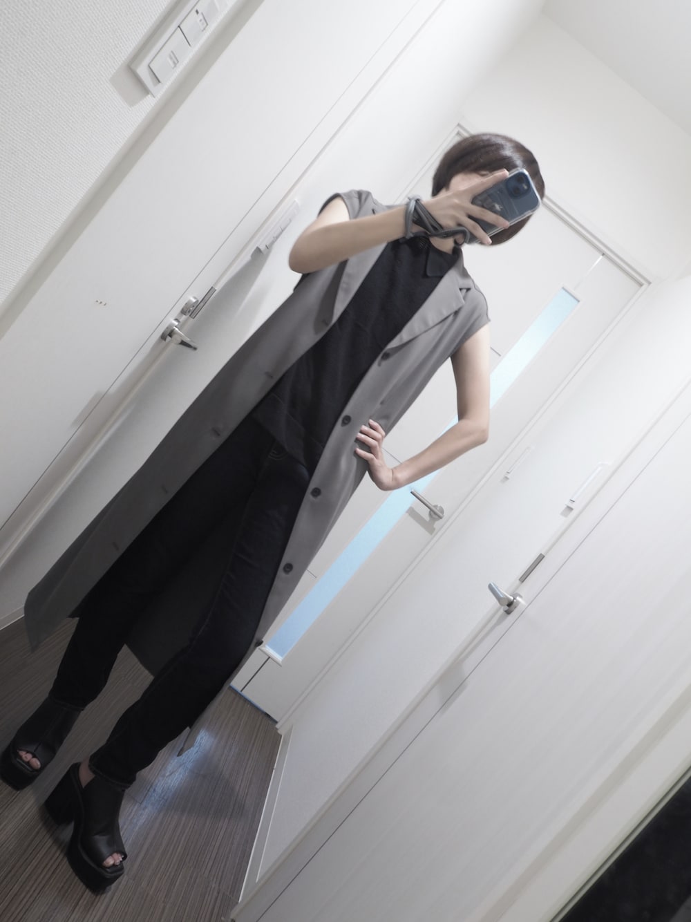 「秋服まるっと大公開、着回しコーデ、おしゃれさんと繋がりたい、骨格ナチュラル、PLST、秋のコーデ、AZUL by moussy、GAP、メンズライク、イケメン女子、ハンサム女子、デニムパンツ、キレイめカジュアル、なぐもデス、ジレ」｜「PLSTのアイテム（ベスト、ブラック系）」を使った、nagumodogさん（骨格ナチュラル・レディース・165cm）の秋コーディネートの1枚目の写真