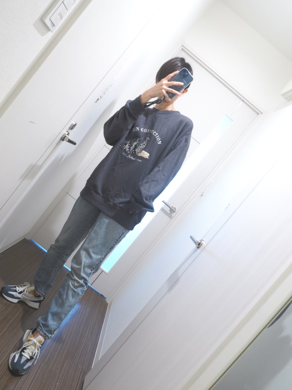 「秋服まるっと大公開、秋服準備はじめました、ニューバランス327、スエット、カジュアルコーデ、スニーカー、ゆるコーデ、おしゃれさんと繋がりたい、スニーカーコーデ、骨格ナチュラル、オーバーサイズ、なぐもデス、ニューバランス」｜「BASECONTROLのビンテージ風 ドッグ刺繍 クルーネックスウェット トレーナー（スウェット、ホワイト系）」を使った、nagumodogさん（骨格ナチュラル・レディース・165cm）の秋コーディネートの1枚目の写真