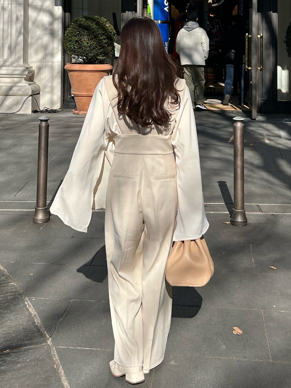 ホワイト系のその他パンツ、ベージュ系のバッグ、ベージュ系のシャツ/ブラウスを着用したレディースの冬コーディネートの1枚目の写真