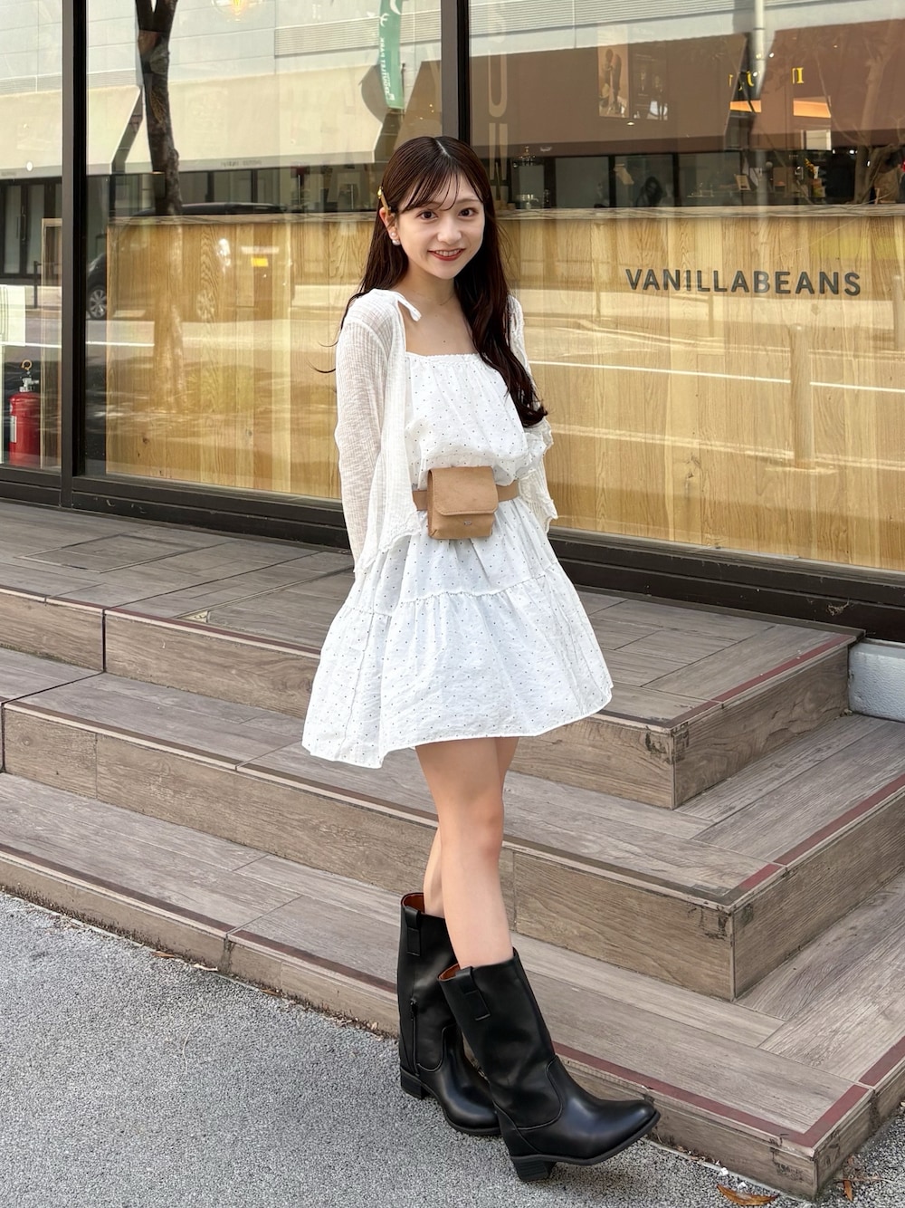 ブラック系のブーツ、ホワイト系のワンピース、ベージュ系のベルトを着用したレディースの秋コーディネートの1枚目の写真