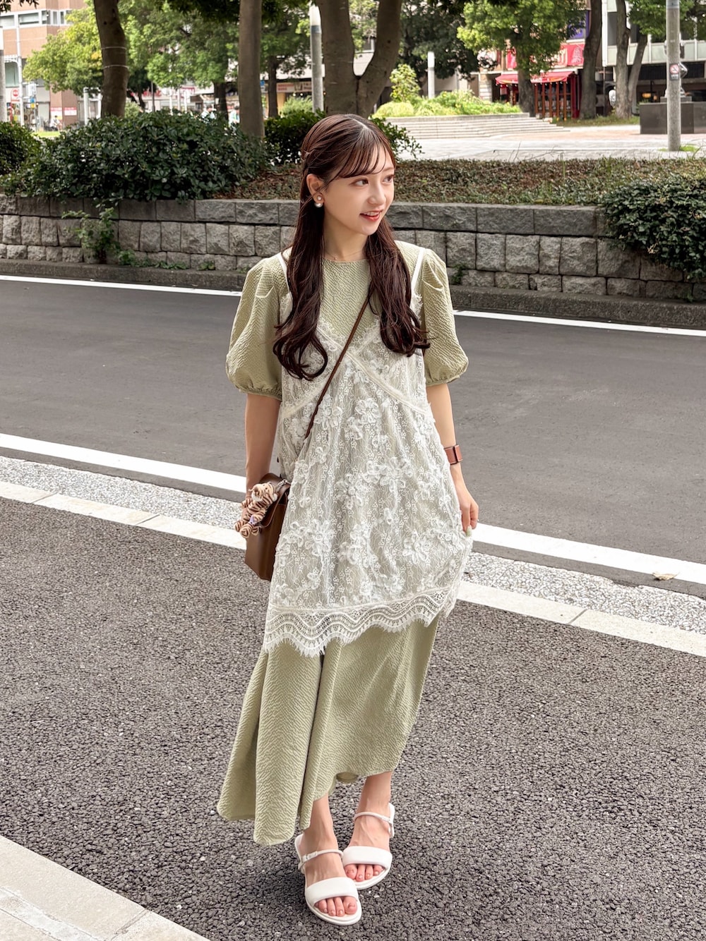 ホワイト系のシャツ/ブラウス、ホワイト系のサンダル、グリーン系のワンピースを着用したレディースの秋コーディネートの1枚目の写真