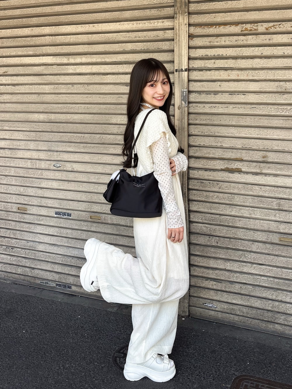 ホワイト系のTシャツ/カットソー、ホワイト系のサロペット/オーバーオール、ホワイト系のサンダルを着用したレディースの夏コーディネートの1枚目の写真
