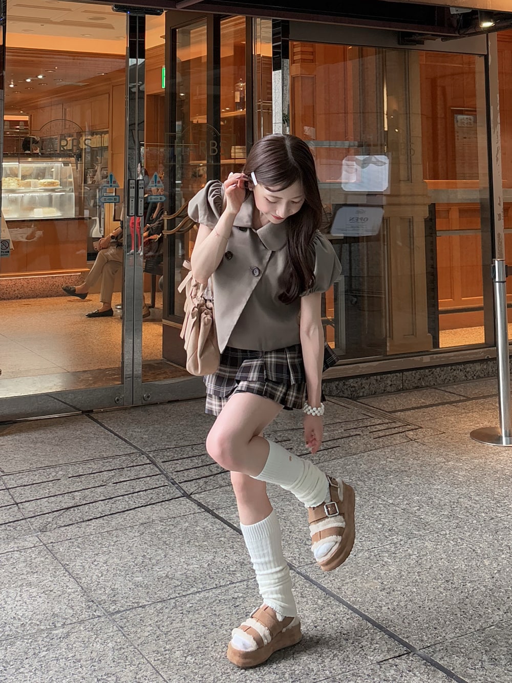 ブラウン系のサンダル、ブラウン系のその他パンツ、ブラウン系のシャツ/ブラウスを着用したレディースの秋コーディネートの1枚目の写真