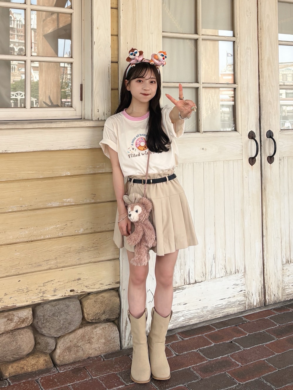 ベージュ系のその他パンツ、ベージュ系のブーツ、その他のトートバッグを着用したレディースの秋コーディネートの1枚目の写真