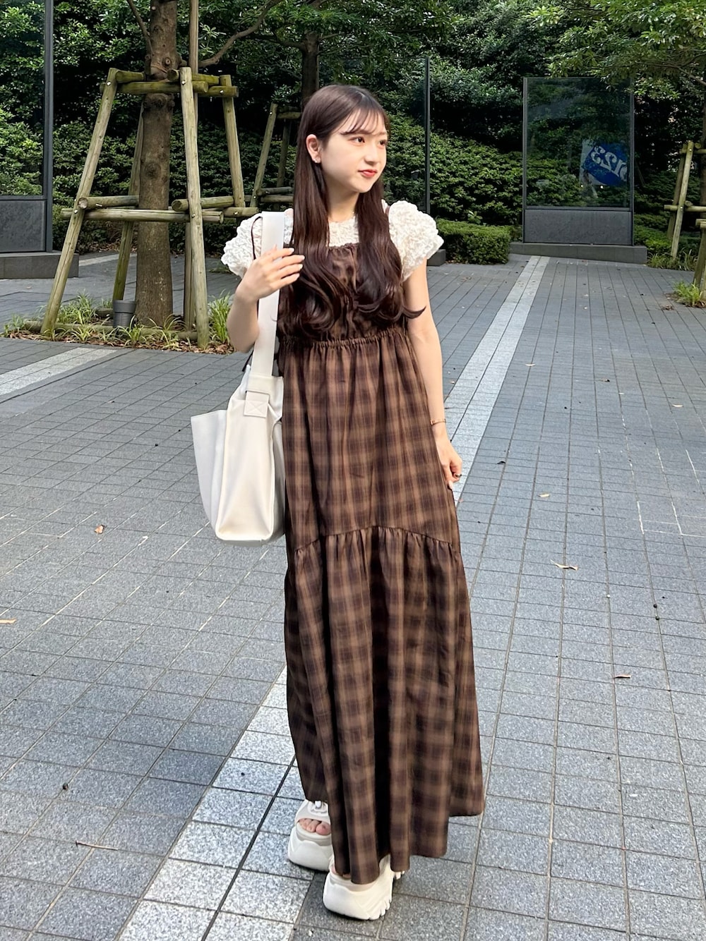 チェックホルターキャミワンピースを使った人気ファッション