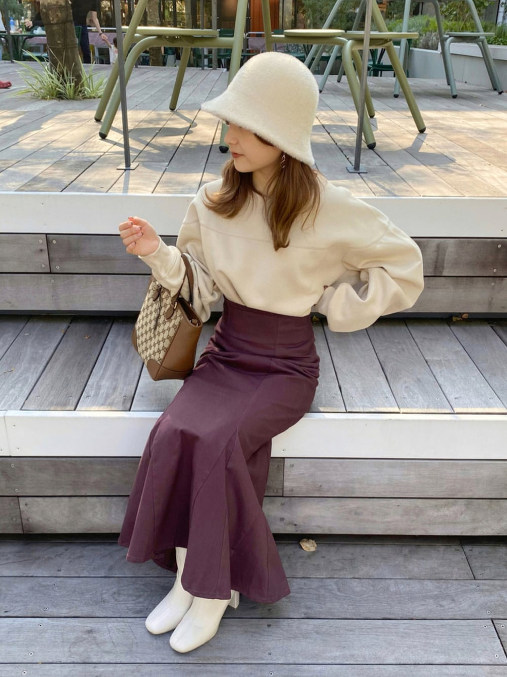 「スウェット、UNIQLO、ショートブーツ、大人カジュアル、ロングスカート、休日スタイル、プチプラ、タックイン、きれいめカジュアル、バケットハット、カジュアルコーデ、低身長コーデ、秋コーデ、スクエアバッグ、だから秋服が好き」｜「GRLのストレッチレザーショートブーツ（ブーツ、ホワイト系）」を使った、amiさん（レディース・148cm）の秋コーディネートの1枚目の写真