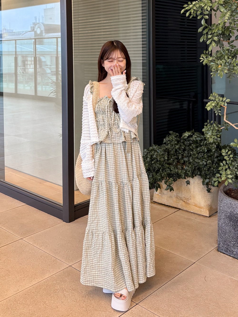 「カーディガン、夏コーデ、春コーデ、ワンピース、セットアップ、チェック、厚底サンダル、低身長コーデ、ホワイト、イエロー、大人かわいい、大人カジュアル、ティアードスカート、休日スタイル、お出かけコーデ」｜「Chicoの【新色追加/マルチway】アシメ紐デザインチェック柄シャーリングロングワンピース（ワンピース、イエロー系）」を使った、amiさん（レディース・148cm）の夏コーディネートの1枚目の写真
