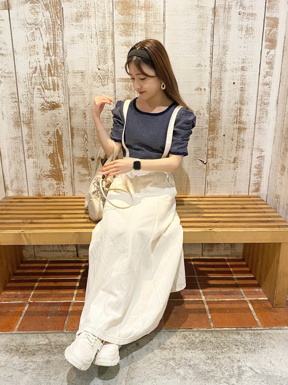 その他のニット/セーター、ホワイト系のスカート、ホワイト系のショルダーバッグを着用したレディースの秋コーディネートの1枚目の写真