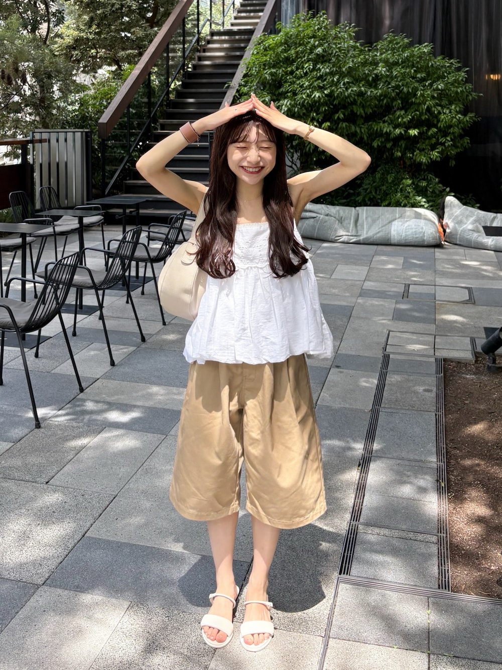 ホワイト系のシャツ/ブラウス、ベージュ系のその他パンツ、ホワイト系のサンダルを着用したレディースの夏コーディネートの1枚目の写真