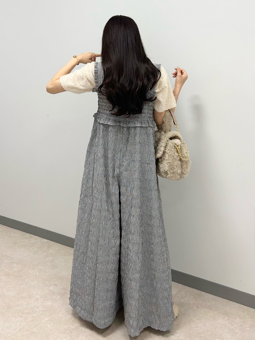 ベージュ系のハンドバッグ、その他のつなぎ/オールインワン、ベージュ系のシューズを着用したレディースの秋コーディネートの1枚目の写真