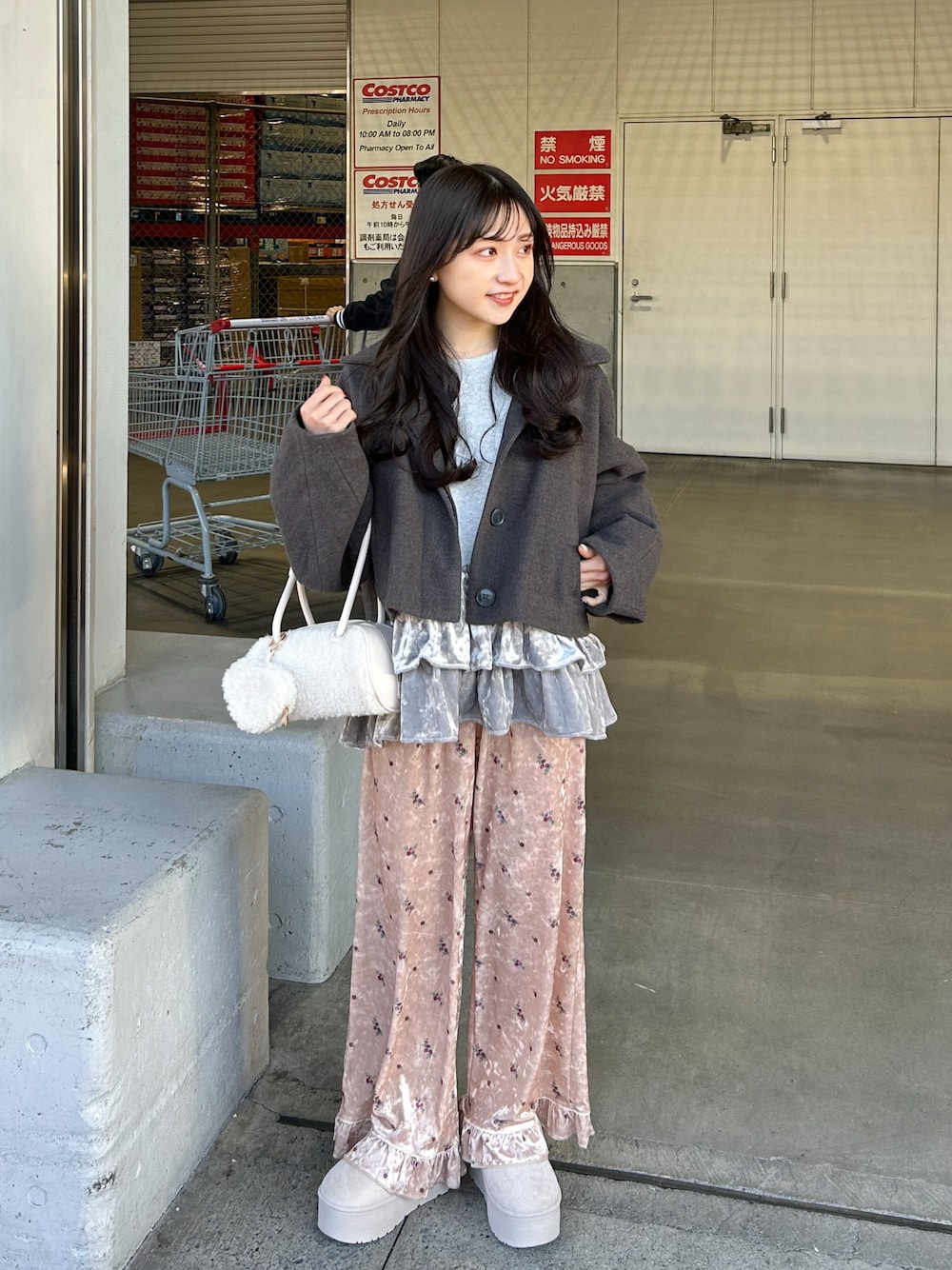 スウェット×ベロアティアード プルオーバーを使った人気ファッション