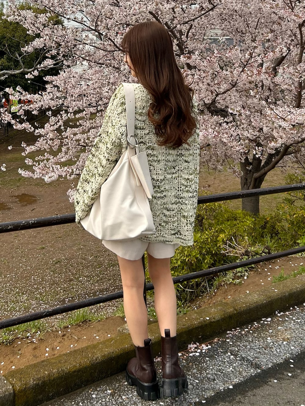 ホワイト系のトートバッグ、ホワイト系のその他パンツ、ブラウン系のブーツを着用したレディースの春コーディネートの1枚目の写真