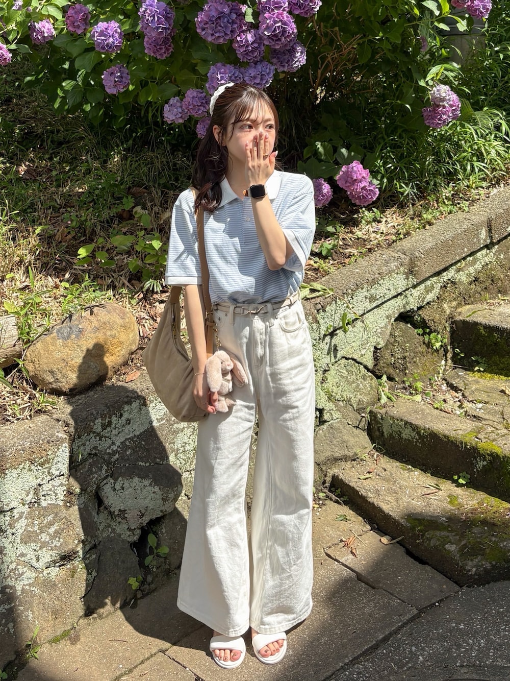 ホワイト系のサンダル、ホワイト系のその他パンツ、ベージュ系のショルダーバッグを着用したレディースの夏コーディネートの1枚目の写真