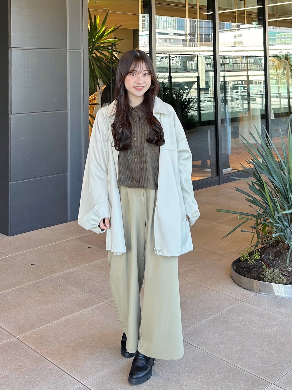 ブラウン系のシャツ/ブラウス、ホワイト系のその他アウター、ベージュ系のその他パンツを着用したレディースの冬コーディネートの1枚目の写真