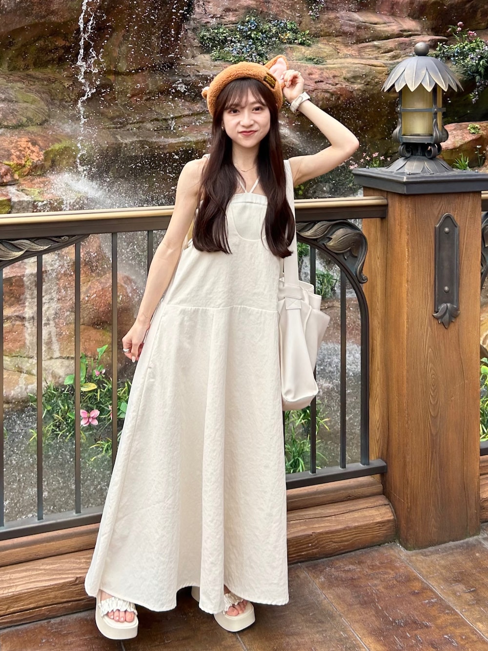 ホワイト系のワンピース、ホワイト系のトートバッグ、ホワイト系のサンダルを着用したレディースの夏コーディネートの1枚目の写真