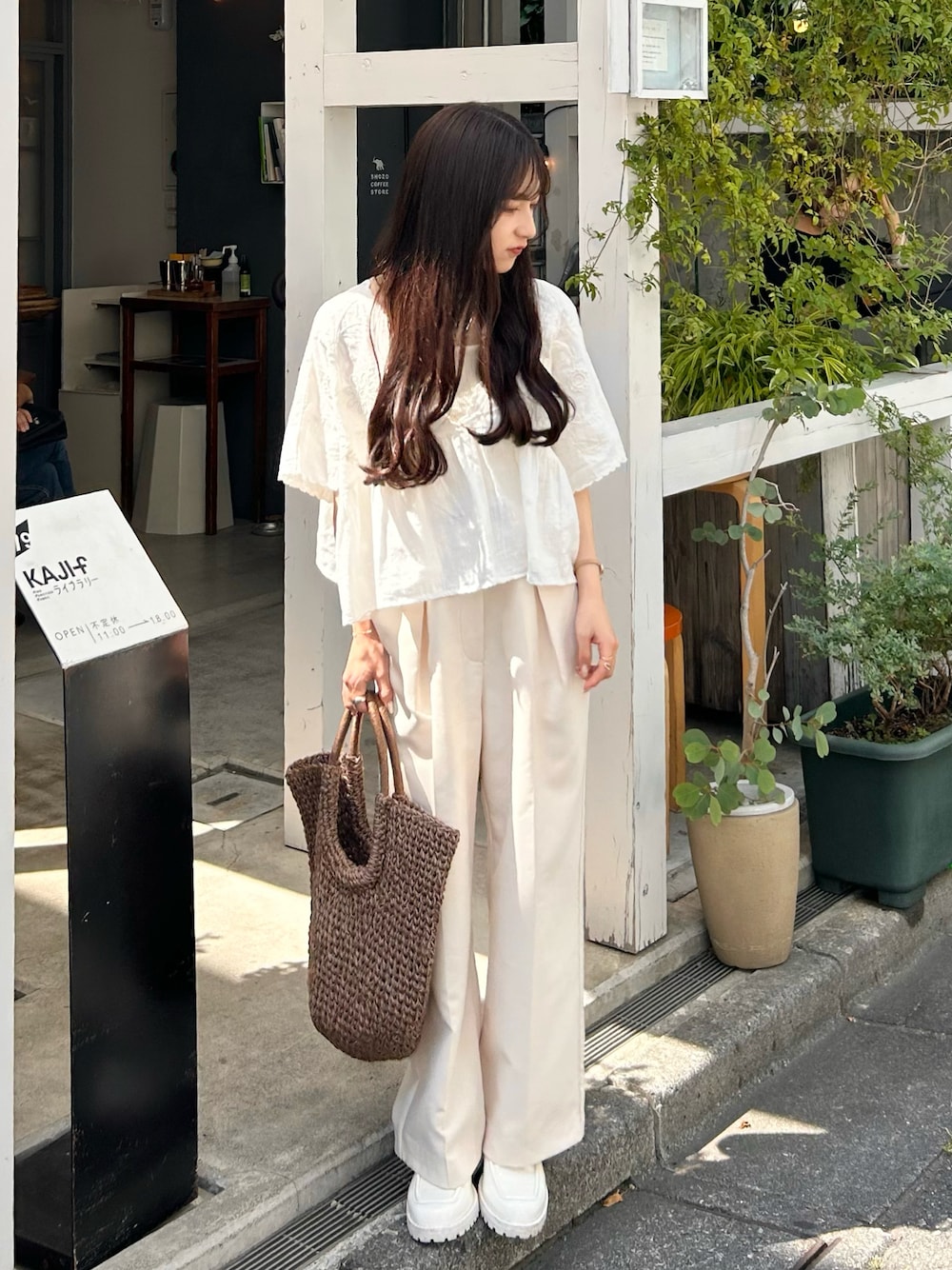 ホワイト系のその他パンツ、ブラウン系のトートバッグ、ホワイト系のシャツ/ブラウスを着用したレディースの夏コーディネートの1枚目の写真