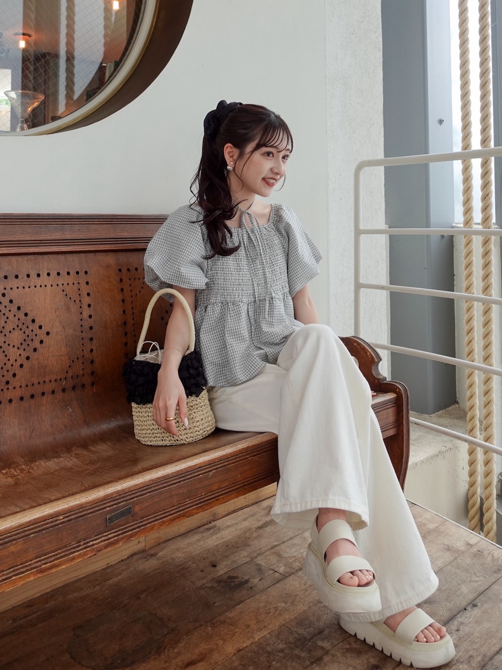 ホワイト系のかごバッグ、ホワイト系のシャツ/ブラウス、ホワイト系のその他パンツを着用したレディースの夏コーディネートの1枚目の写真