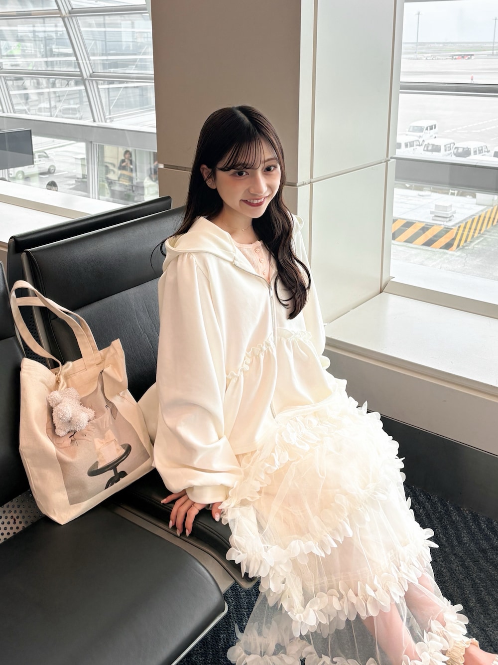 ホワイト系のパーカー、ホワイト系のスカート、ピンク系のTシャツ/カットソーを着用したレディースの夏コーディネートの1枚目の写真