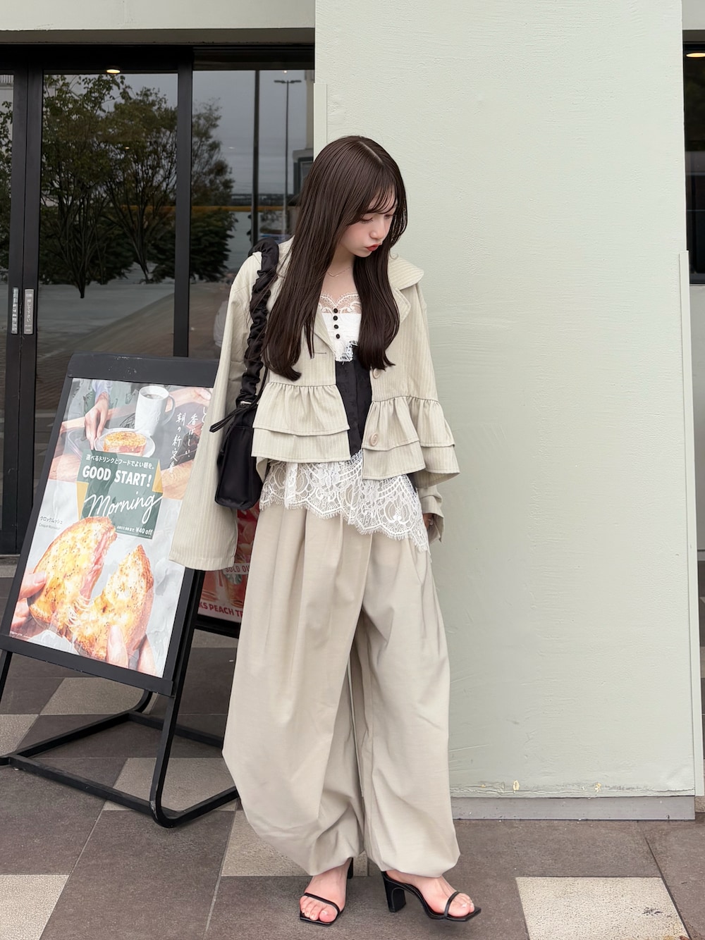 ベージュ系のその他パンツ、ブラック系のキャミソール、ブラック系のサンダルを着用したレディースの秋コーディネートの1枚目の写真