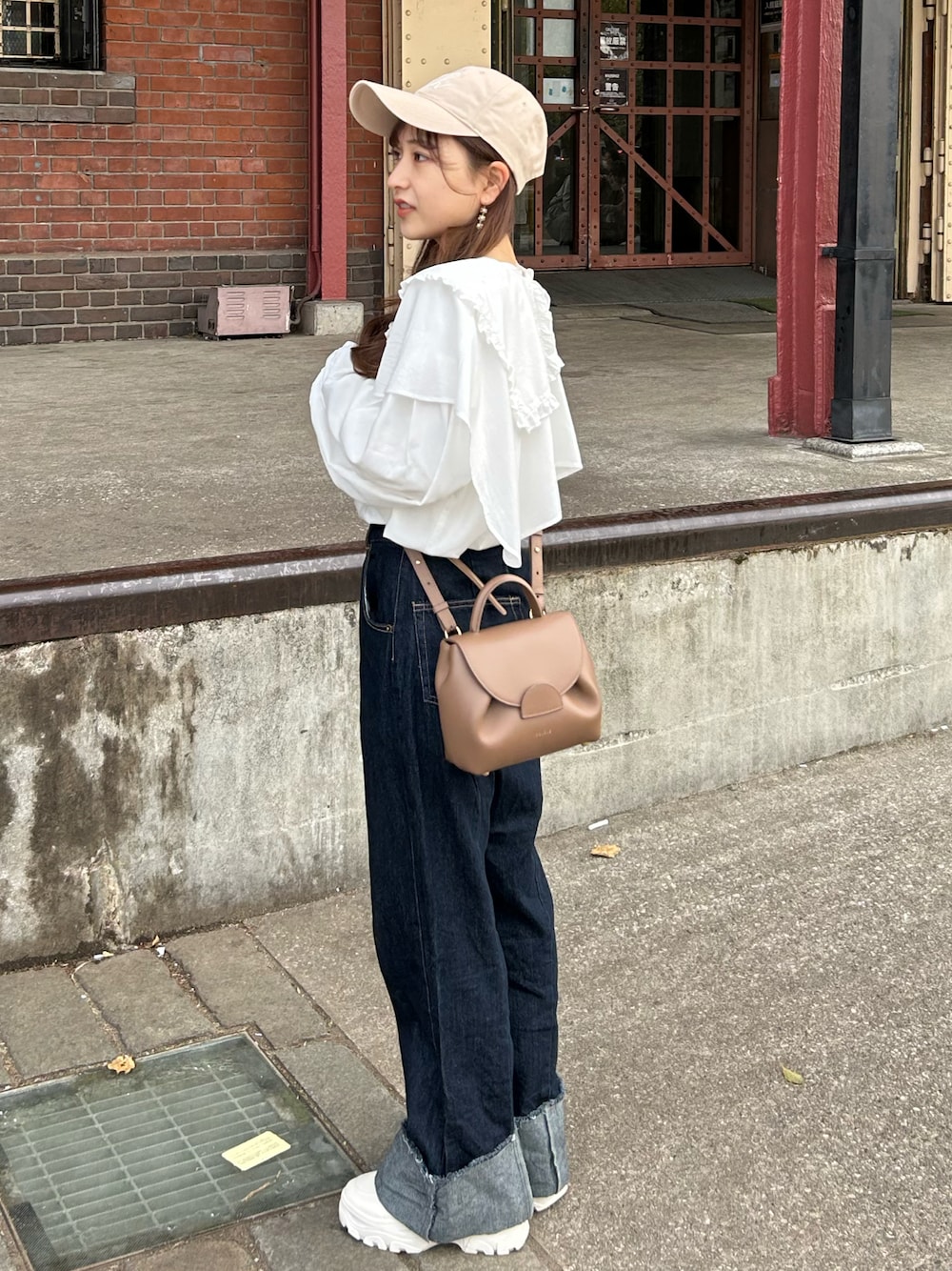「休日スタイル、ゆるコーデ、春服みてみて、デニム、厚底シューズ、スニーカー、春コーデ、低身長コーデ、キャップ、白スニーカー、プチプラ、タックイン」｜「umm. claïrのアイテム（シャツ/ブラウス、ホワイト系）」を使った、amiさん（レディース・148cm）の春コーディネートの1枚目の写真