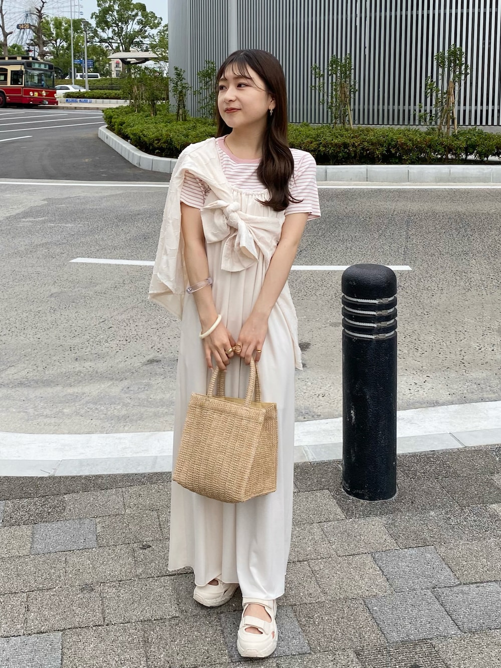 ベージュ系のトートバッグ、ホワイト系のワンピース、ピンク系のTシャツ/カットソーを着用したレディースの夏コーディネートの1枚目の写真