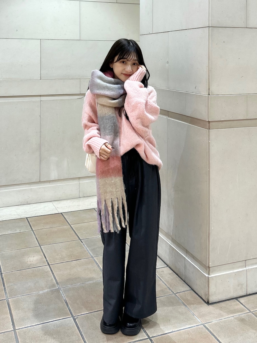 グレー系のその他パンツ、ピンク系のニット/セーター、ブラック系のブーツを着用したレディースの冬コーディネートの1枚目の写真